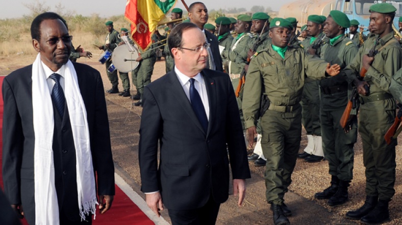 Hollande'a gezisinde, Mali geçici Devlet Başkanı Dioncounda Traore (solda) eşlik ediyor.