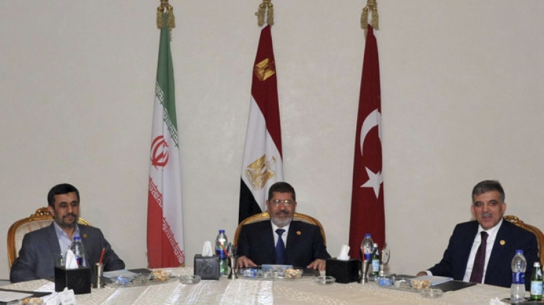 Görüşme talebinin Mısır Cumhurbaşkanı Mursi'den (ortada) geldiği belirtildi.