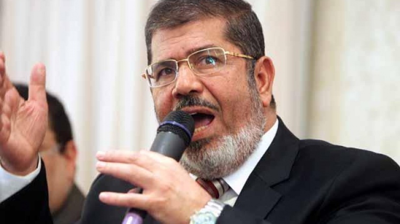 Mursi, seçimin dört aşamada gerçekleştirilmesinin nedeni olarak, yeterli denetçiye sahip olmamalarını gösterdi.