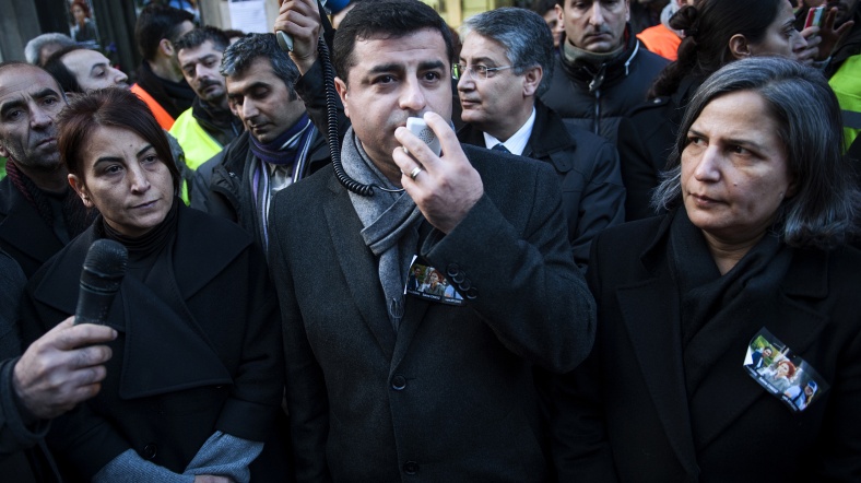 Kürt kökenli vekiller Tuğluk, Demirtaş ve Kışanak (soldan sağa), Kuzey Irak'a giden grupta yer alıyor.