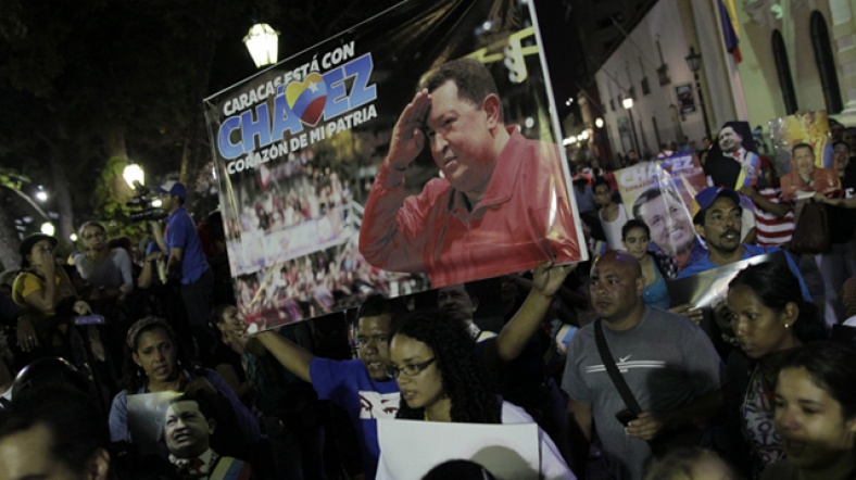 Hugo Chavez'in ölümü sonrası Venezuelalılar onun anısına sokaklarda yürüyüş yapıyor.