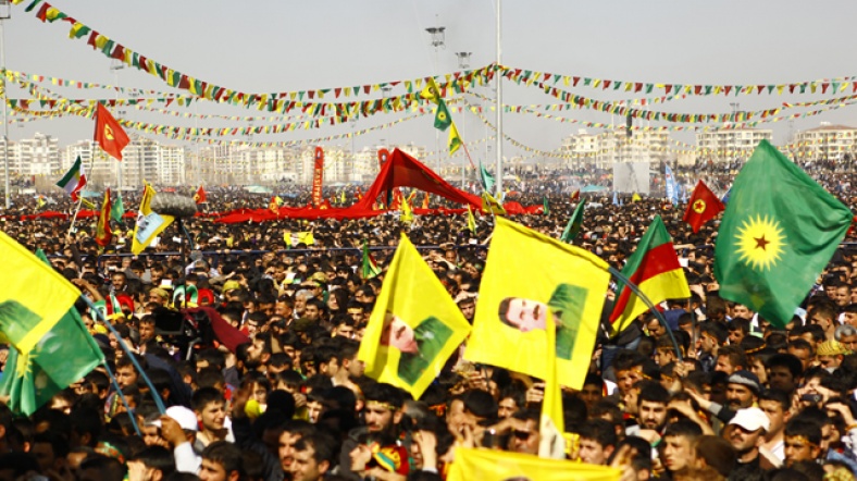 Abdullah Öcalan ve PKK bayraklarıyla kalabalıklar Diyarbakır'da Nevruz alanında.