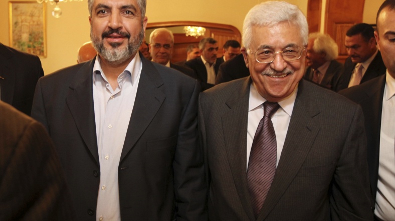 Hamas lideri Halid Meşal (solda) ile Filistin Yönetimi Başkanı Mahmud Abbas, ortak hükümet kurmak amacıyla 2012'de çeşitli kereler görüşmüştü.