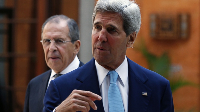 Kerry (önde), Rusya Dışişleri Bakanı Lavrov ile Endonezya'da bir araya geldi.
