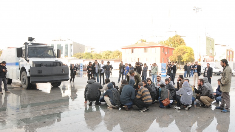 Çağlayan'daki İstanbul Adalet Sarayı önünde gözaltıları protesto eden gruba polis ekipleri müdahale etti