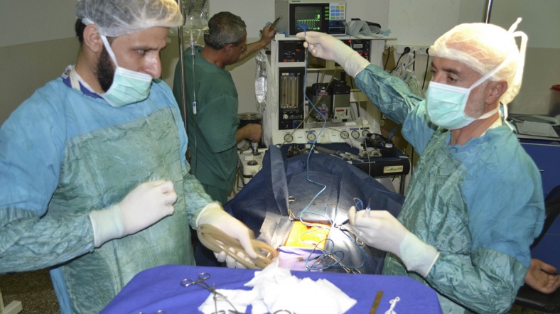 Suriyeliler Tıp Merkezi'nde görev yapan doktorlar.