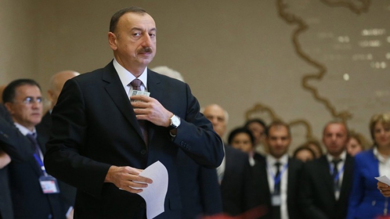 İlham Aliyev oy kullanıyor.