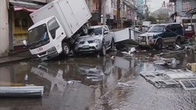 Uzmanlar, tayfunun Vietnam’a ilerleyeceğini ve bu sırada şiddetini yeniden arttırabileceğini belirtiyor.