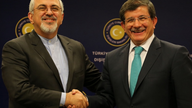 İran Dışişleri Bakanı Cevad Zarif ve Türkiyeli mevkidaşı Ahmet Davutoğlu tokalaşıyor.