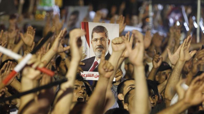 Mumammed Mursi yandaşları darbe sonrası gösteride devrik cumhurbaşkanının posterini taşıyor.