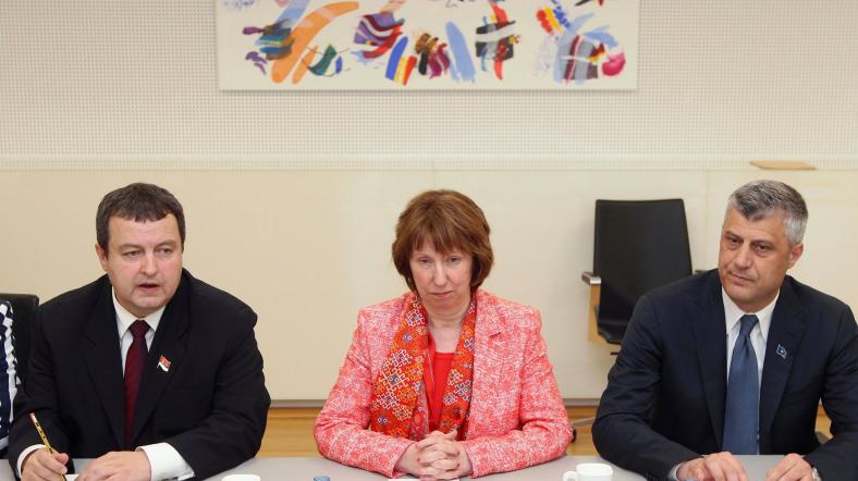 Kosova ve Sırbistan başbakanları, AB Temsilcisi Lady Catherine Ashton ile birlikte. Lady Catherine Ashton, Haşim Taçi, İvitsa Daçiç