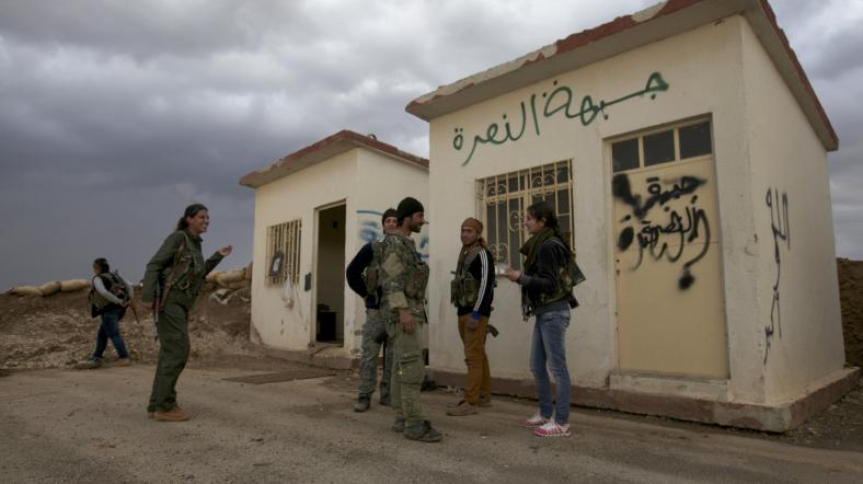 Suriye'de Kürt bölgesinde bir PYD kontrol noktası.