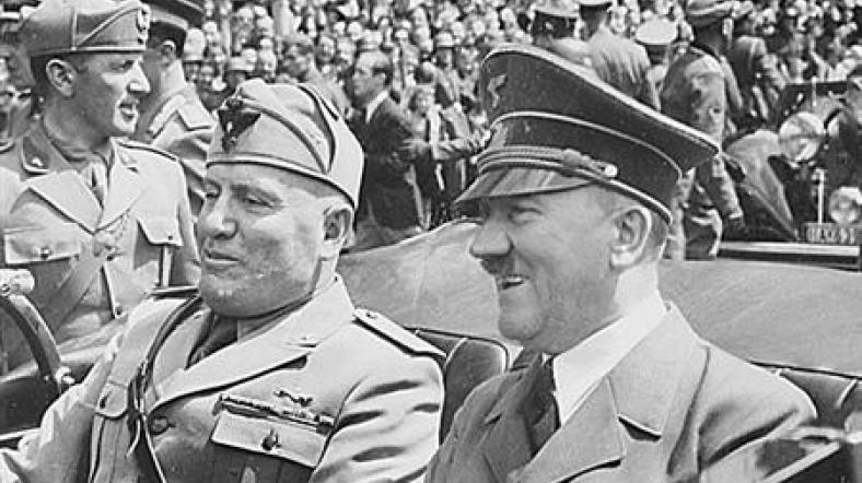 mussolini (solda), nazi almanya'sının lideri adolf hitler ile birlikte.