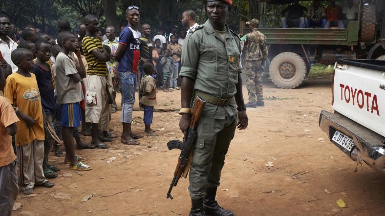 orta afrika cumhuriyeti'nde fomac askerleri dini barış görüşmelerini takip ediyor.