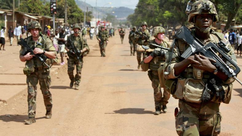 Orta Afrika Cumhuriyeti'nde Fransız askerleri devriye geziyor.