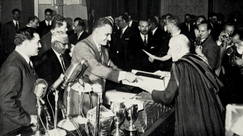Cemal Abdülnasır Cemal Abdülnasır konuşma yapmaya hazırlanıyor.