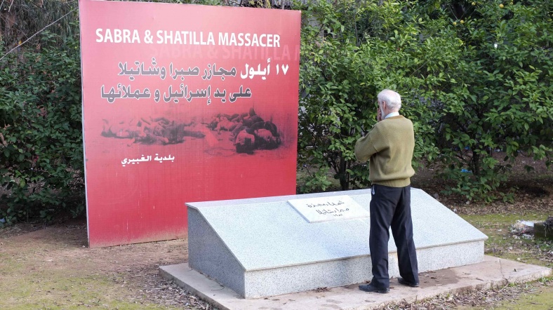 Katliamdan sağ kurtulan Yusuf Hamza, Sabra ve Şatilla kamplarında ölenler için dua ediyor.