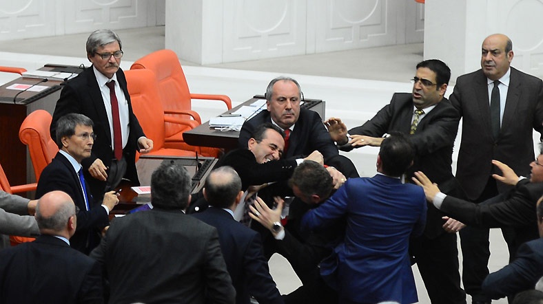 meclis_kavga Kavgadan önce milletvekillerinin 'sen sus, terbiyesiz' diye bağırdıkları duyuldu.