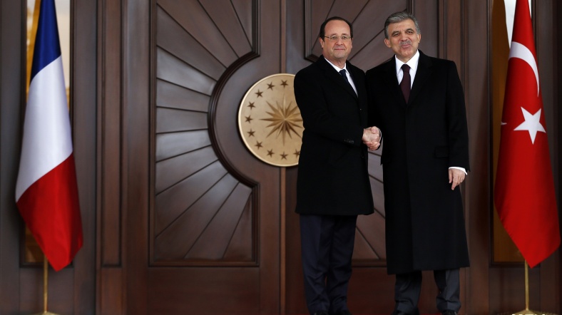 françois hollande ve abdullah gül françois hollande ve abdullah gül, resmi ankara ziyaretinde el sıkışıyor.
