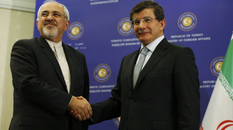 Cevad Zarif ve Ahmet Davutoğlu el sıkışıyor.
