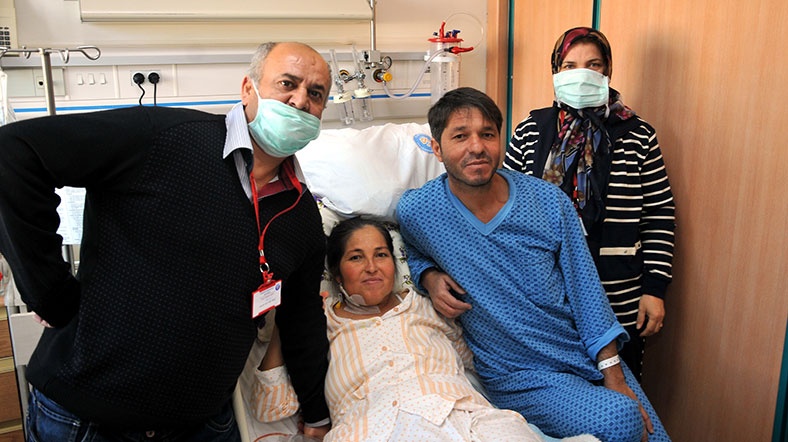 Ayşe Uğurlar'a kardeşi Ömer Yılmaz'dan alınan böbrek nakledildi. Ayşe Uğurlar'a kardeşi Ömer Yılmaz'dan alınan böbrek nakledildi.