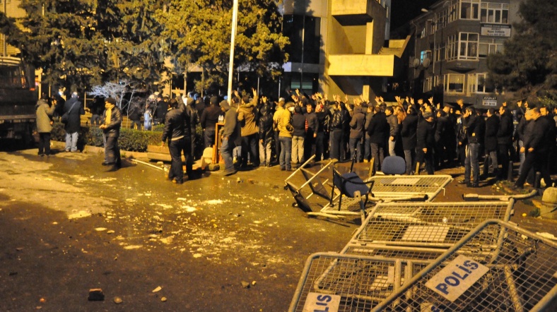 MHP Esenyurt irtibat bürosuna saldırı sonrası civarda tepki gösteren vatandaşlar.