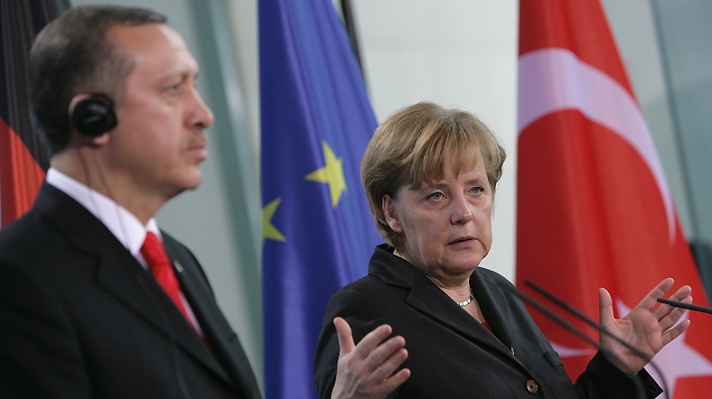 Basbakan Erdogan Angela Merkel Son sekiz yılda birçok kez buluşan liderler arasındaki en önemli anlaşmazlık, Türkiye'nin AB üyeliği oldu.