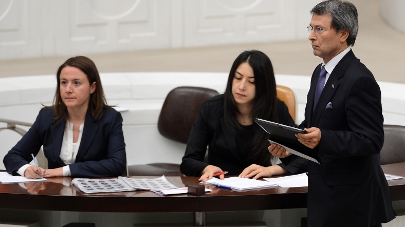Yusuf Halaçoğlu Meclis kürsü main