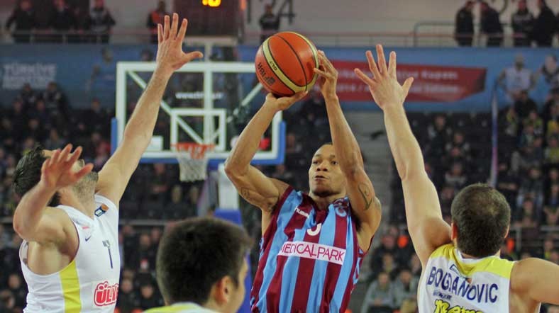 Trabzon_Fener Fenerbahçe maçın üçüncü çeyreğinde farkın erimesine engel olamadı.