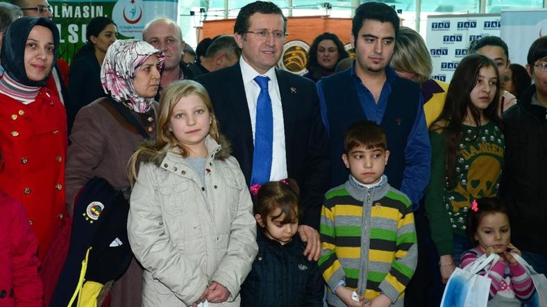 Türkiye Kamu Hastaneleri Kurum Başkanı Prof. Ali İhsan Dokucu, organ nakli olan çocuklarla. Türkiye Kamu Hastaneleri Kurum Başkanı Prof. Ali İhsan Dokucu, organ nakli olan çocuklarla.