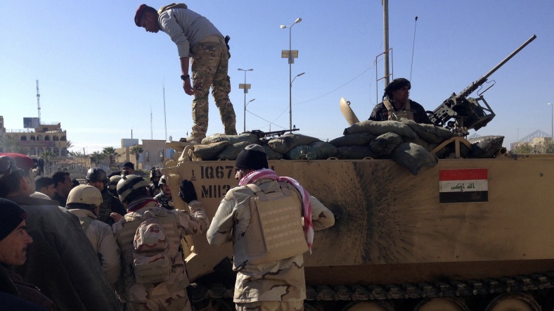 Irak ordusu mekanize birlikleri Anbar kuşatmasında.