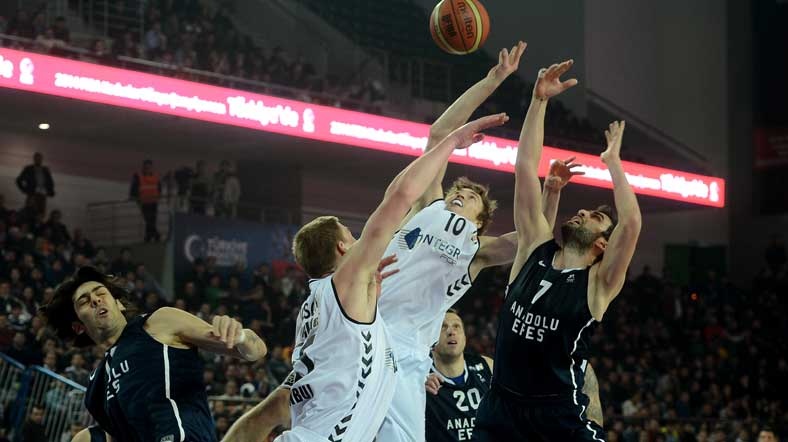Efes Anadolu Efes maça 12-1'lik seriyle başladı.