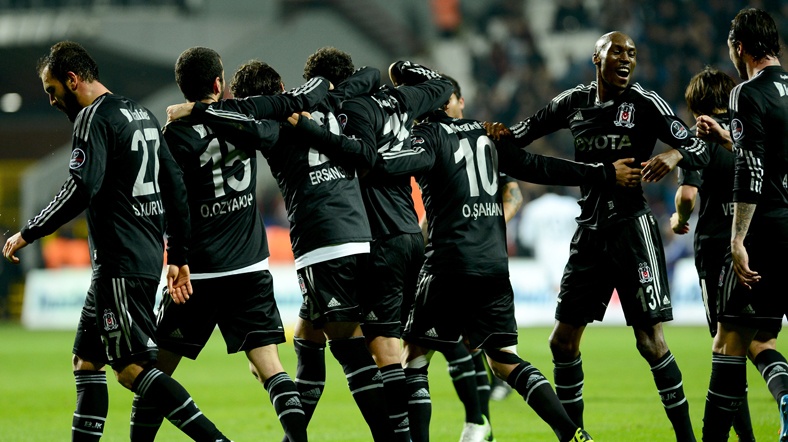 besiktas_kasimpasa Beşiktaş üç golünü de ilk yarıda buldu.