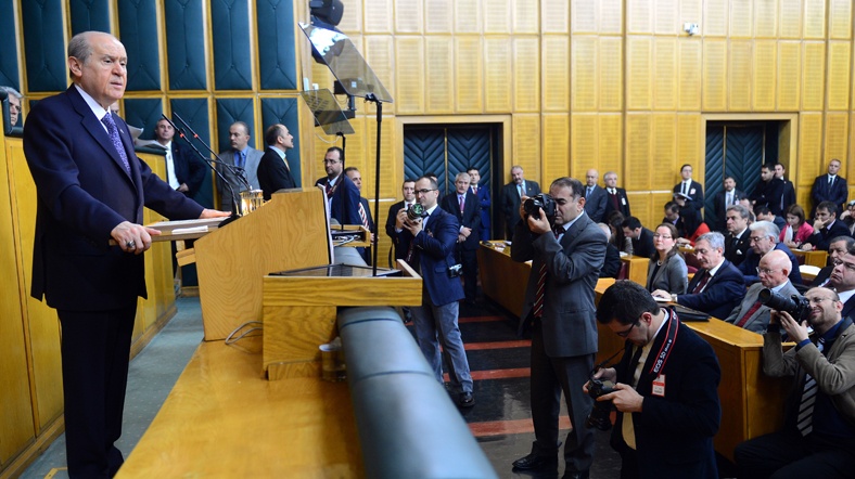 Bahçeli, konuşmasında Başbakan'ın Gezi Parkı eylemleri sürerken yurtdışı seyahatine gitmesini 'basiretsizlik' diye niteliyor.