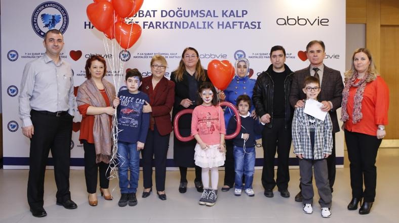 Prof. Dr. Nazmi Narin ve Prof Dr. Rukiye Eker Ömeroğlu, doğuştan kalp hastası çocuklarla. Prof. Dr. Nazmi Narin ve Prof Dr. Rukiye Eker Ömeroğlu, doğuştan kalp hastası çocuklarla.