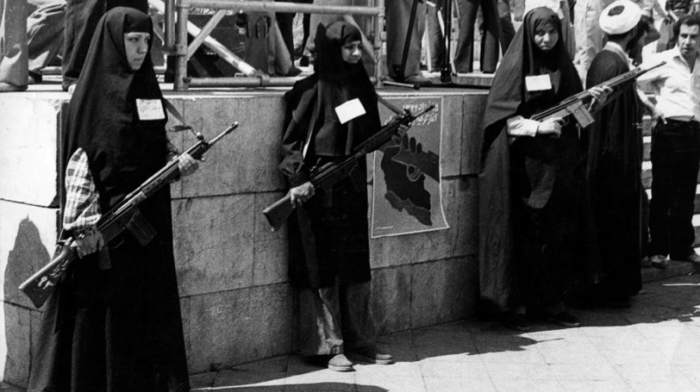 devrimin ilk anlarında silahlı kadınlar tahran'da bir meydanda nöbet tutuyor.