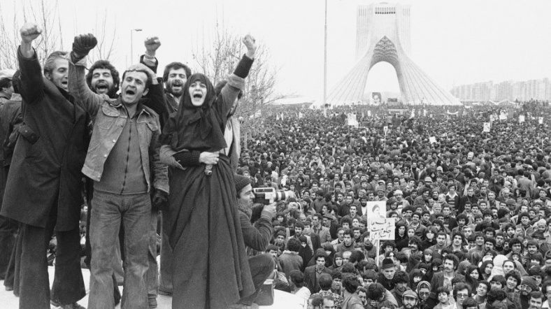 1979 devrimi sırasında tahran azadi meydanı'ndan bir görünüm.