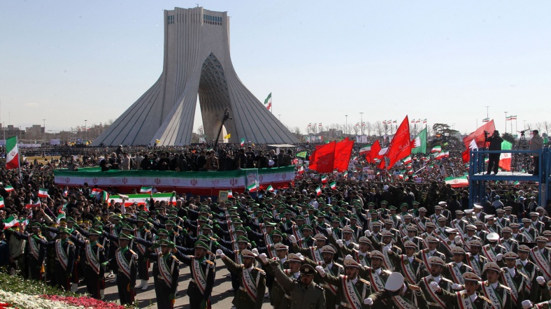 Tahran Azadi Meydanı'nda devrimin yıldönümü kutlamaları.