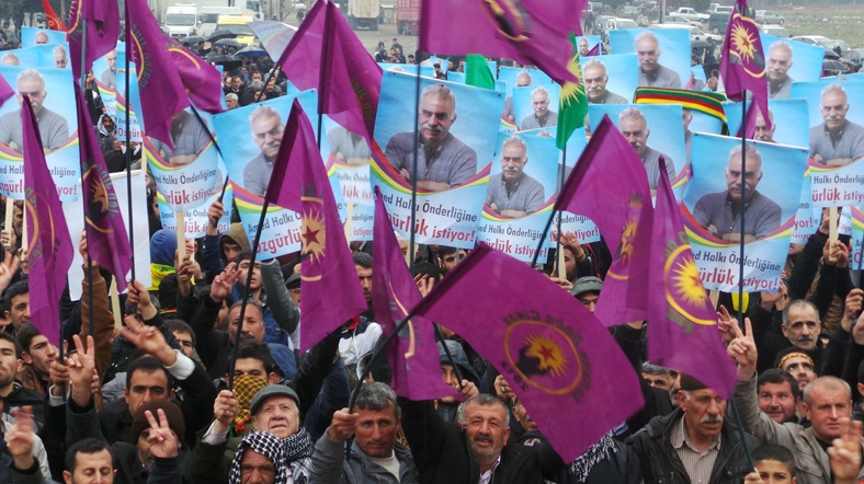 Abdullah Öcalan'a özgürlük mitinginde destekçileri zafer işareti yapıyor.