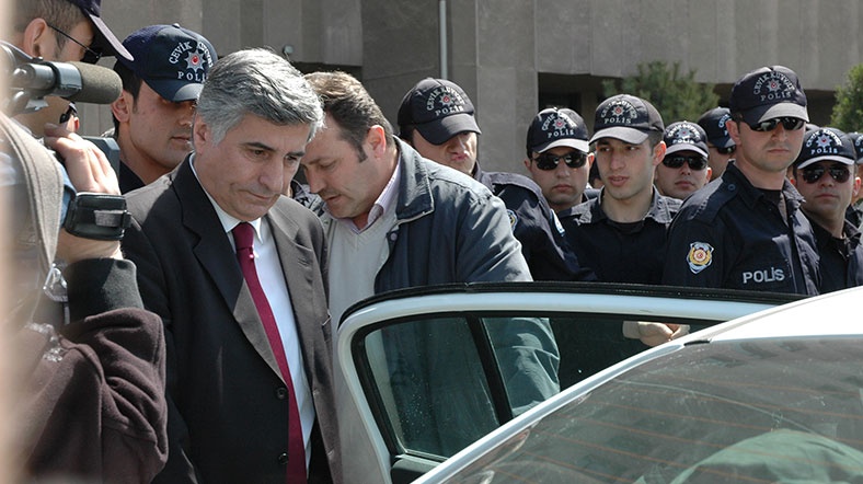 Fatih Hilmioglu main İstanbul Üniversitesi Tıp Fakültesi Hastanesi'nin raporuna göre Fehim Hilmoğlu hastane şartlarında tedavi görmesi gerekiyor.