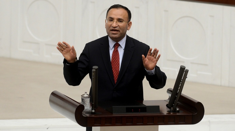 Bekir Bozdağ Bekir Bozdağ, HSYK kanun değişikliği oturumunda konuşma yapıyor.