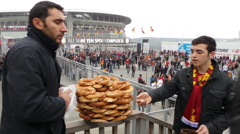 Galatasaray stadının etrafında seyyar satıcılar yoğun mesaide.