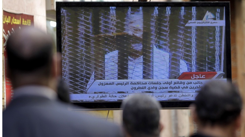 Muhammed Mursi davası görülürken Mısırlılar TV karşısında.