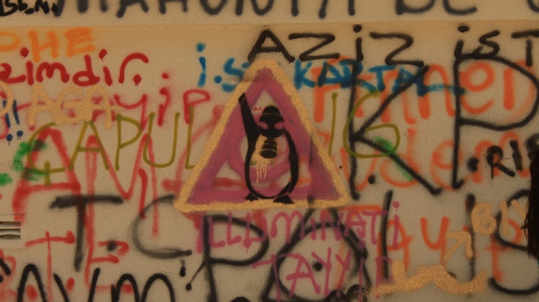 Gezi Parkı protestoları sırasında Penguen graffitisi.
