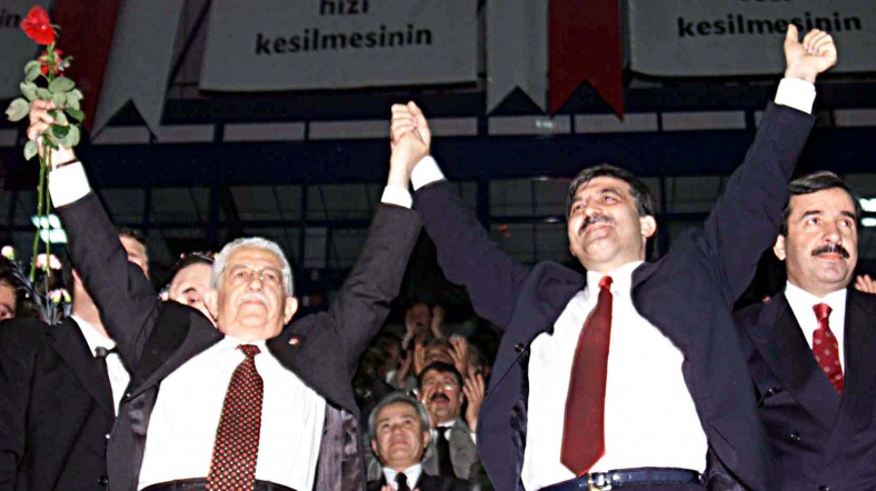 Recai Kutan ve Abdullah Gül Recai Kutan ve Abdullah Gül, Fazilet Partisi kongresinde.
