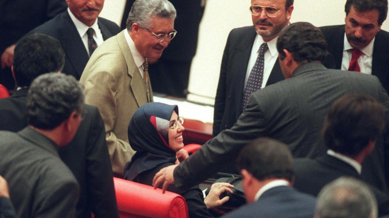 Merve Kavakçı Merve Kavakçı TBMM'de.