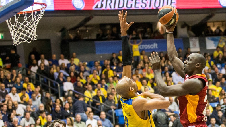Galatasaray Maccabi ikinci çeyrekten itibaren oyunda üstünülüğü eline geçirdi.