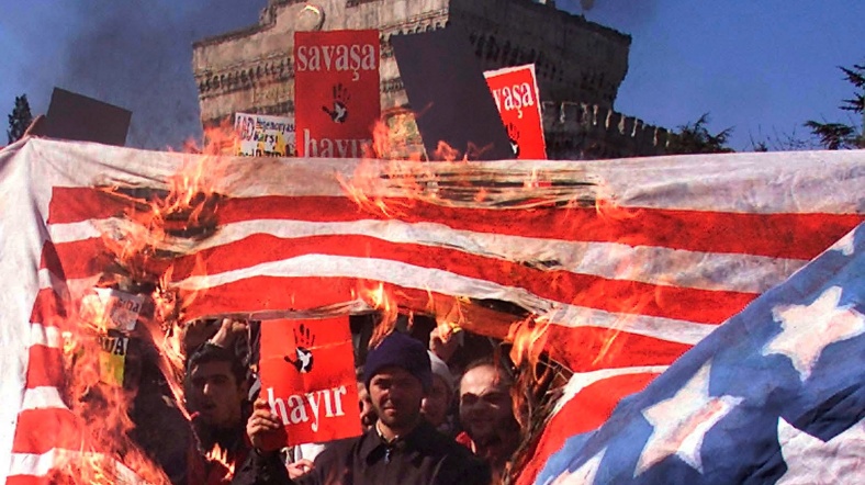 1 Mart 2003 tezkeresine karşı protestolar.