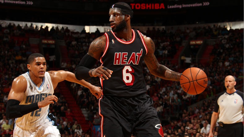 LeBron_James LeBron yüzünü tam kaplayan maske yerine bu kez daha küçük bir maske taktı.