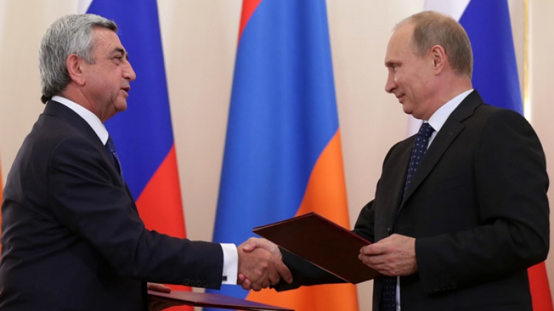 Putin ve Sarkisyan imza töreninde tokalaşıyor.